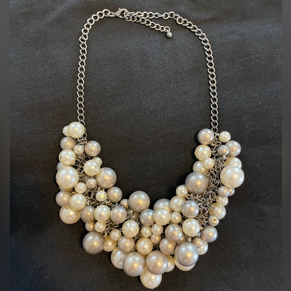 Jewelry - 🔸BUNDLE SALE🔸Short metal “pearl” necklace